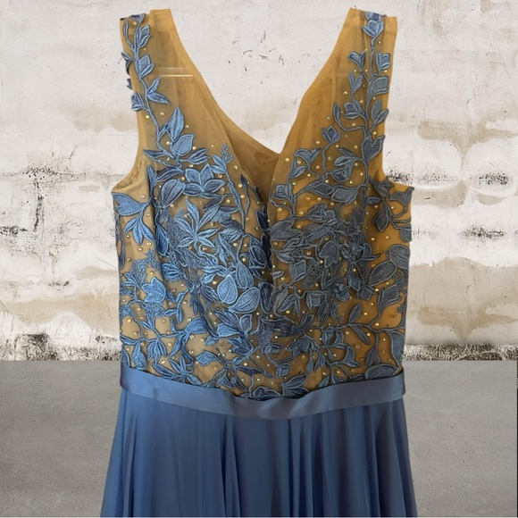 Sherri Hill Blue Sleeveless V-Neck Gown - Picture 3 of 6